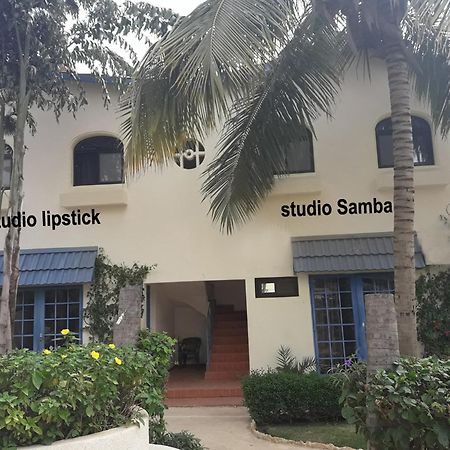 Studio Lipstick Saly Portudal Bagian luar foto
