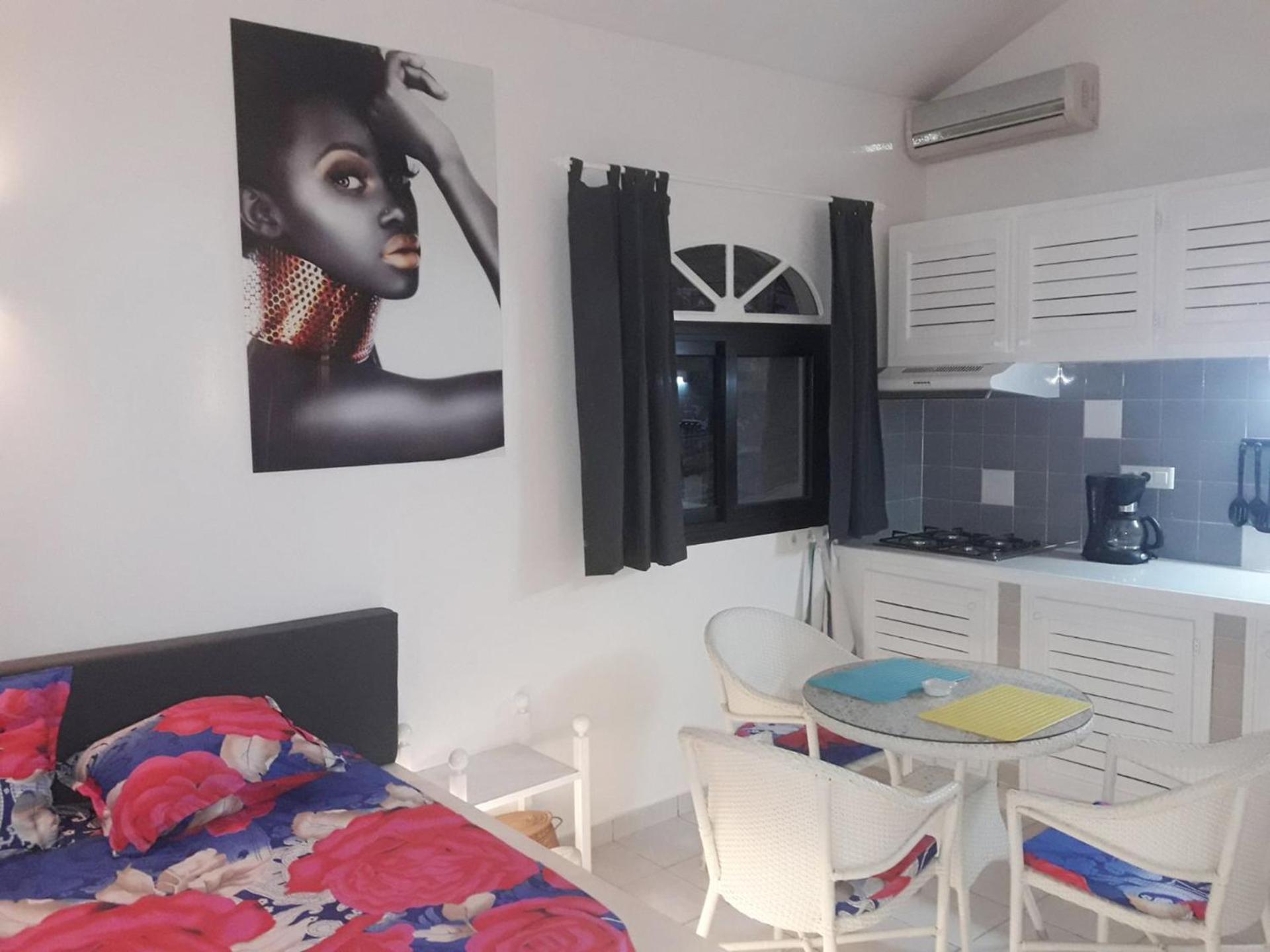 Studio Lipstick Saly Portudal Bagian luar foto