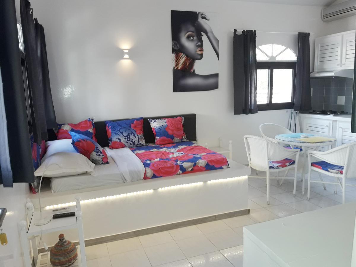 Studio Lipstick Saly Portudal Bagian luar foto